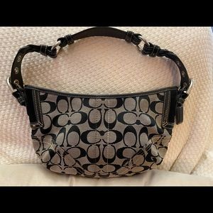 COACH- SIGNATURE HOBO BAG